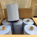 Ca. 96x Handdoekrol HPG Motion 100% cellulose blauw 2 laags 24 cm bree